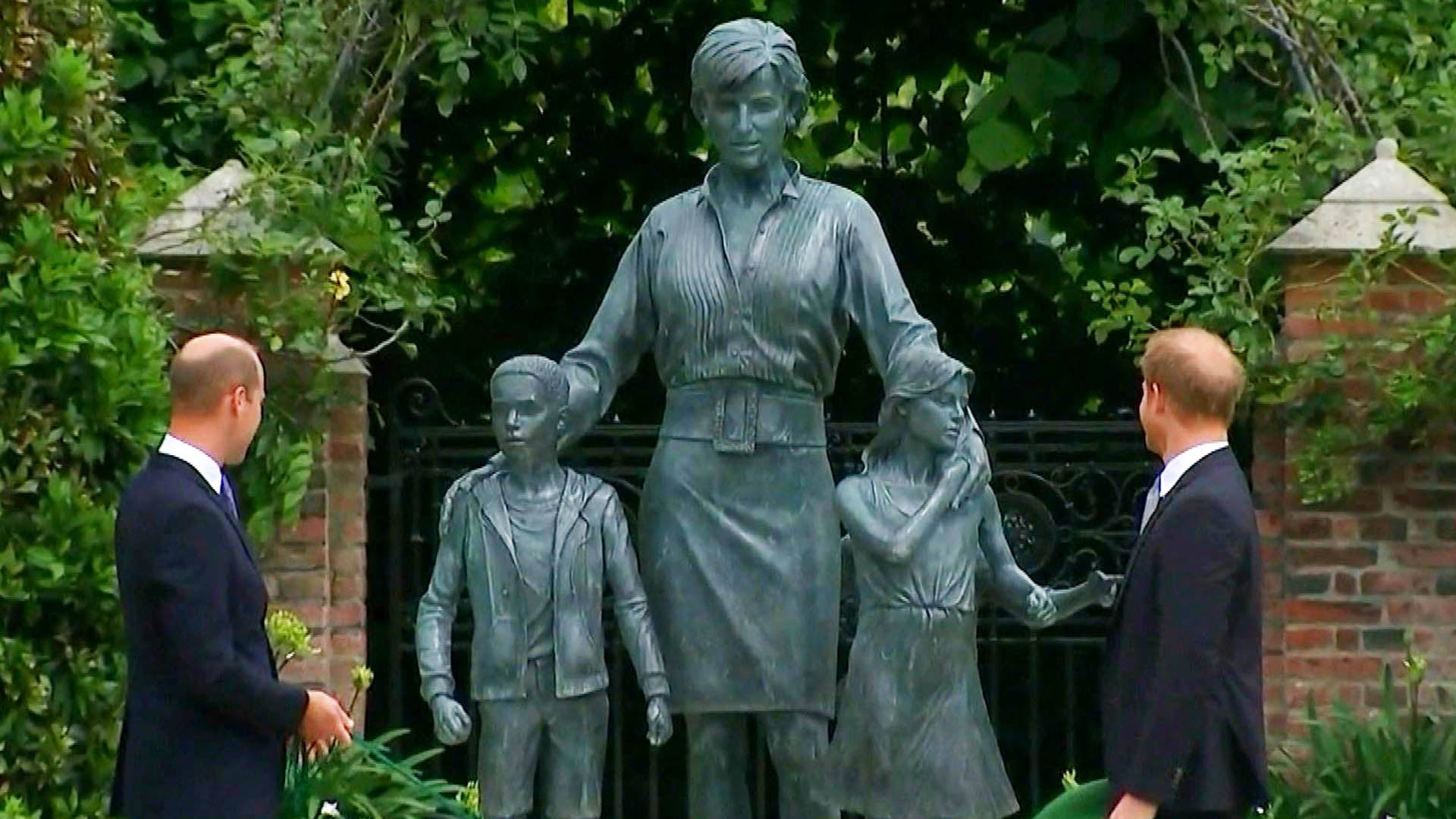 Princess Diana Statue Brings Princes Harry and William ...