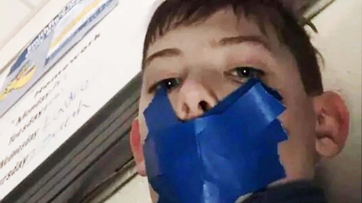 Bliver til Forstå TRUE Teacher Resigns After Allegedly Taping 11-Year-Old Boy's Mouth Shut |  Inside Edition