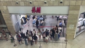 Sad Shoppers Line Up at Moscow Mall for H&M’s Last Day of Sales in Russia