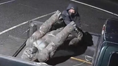 200-Pound Gorilla Statue Stolen on Camera