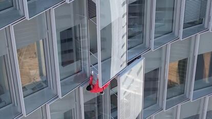 Real-Life ‘Spiderman’ Scales 38-Story Skyscraper