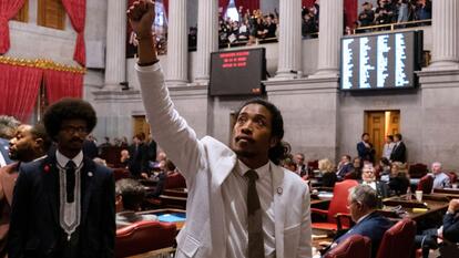Democratic state Reps. Justin Pearson (C) of Memphis and Justin Jones (R) of Nashville attend the vote in which they were expelled from the state Legislature