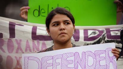 Roxana Ruiz holding a sign