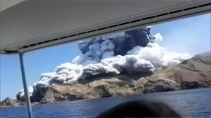 Heart-Stopping Vid Shows Tourists Fleeing New Zealand Volcano