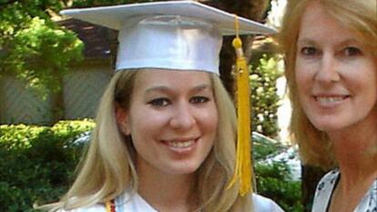 Joran van der Sloot in cap and gown