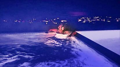 Matthew Perry In Hot Tub