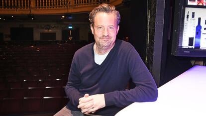  Matthew Perry poses at a photocall for "The End Of Longing", a new play which he wrote and stars in at The Playhouse Theatre, on February 8, 2016 in London, England.