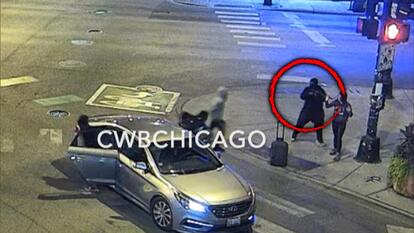 Armed Thieves Rob Woman at Gunpoint in Middle of Chicago Intersection 