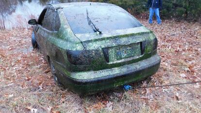 Car pulled from pond