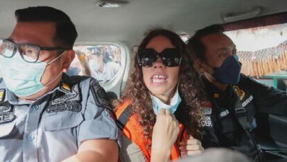 Heather Mack sitting in back seat of car