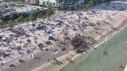 Beach full of spring breakers