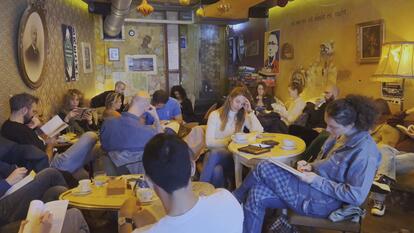 People reading in a cafe