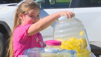 Little girl pouring lemonade