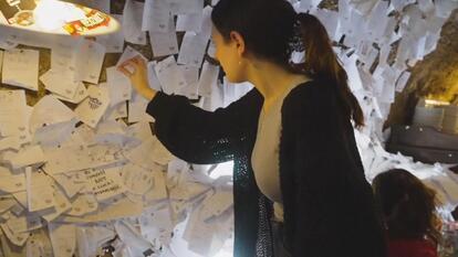 A bar in Budapest, Hungary called ‘For Sale’ has gone viral for guests leaving notes on the walls.