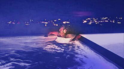 Matthew Perry in hot tub