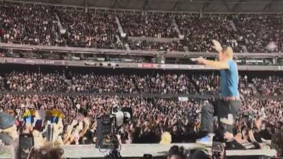 Coldplay Frontman Chris Martin Falls Through Trapdoor During Australia Concert