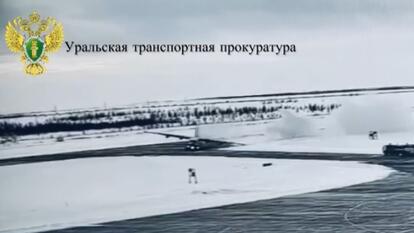 plane skids on snowy runway