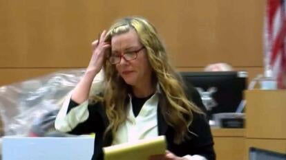 Lori Vallow Daybell fixing her hair as she walks back to her seat in court