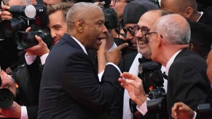 Denzel Washington yells and points at a photographer on the red carpet