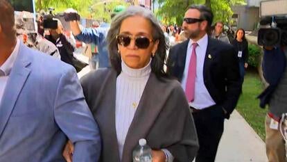 Cassie Ventura's mother walking into court
