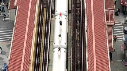 4 'Subway Surfers' Caught Riding on Moving Train