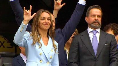 Karen Read holding up the ASL sign for 'I love you' from the court stairs after being aquitted