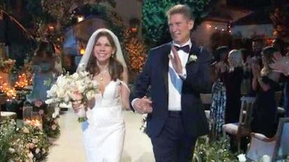 Theresa Nist and Gerry Turner walking down the aisle after getting married