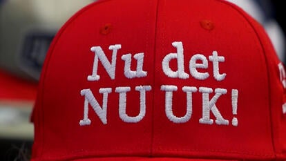 Danish phrase on a red cap