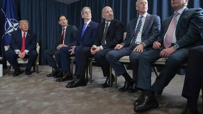 Donald Trump and advisors, all wearing the same shoe