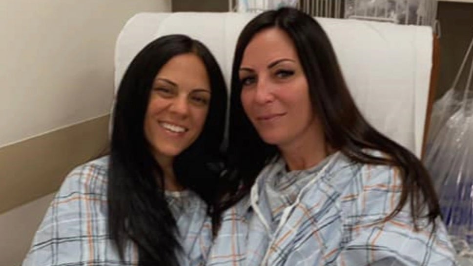 Woman Donates Kidney to Her Childhood Best Friend 