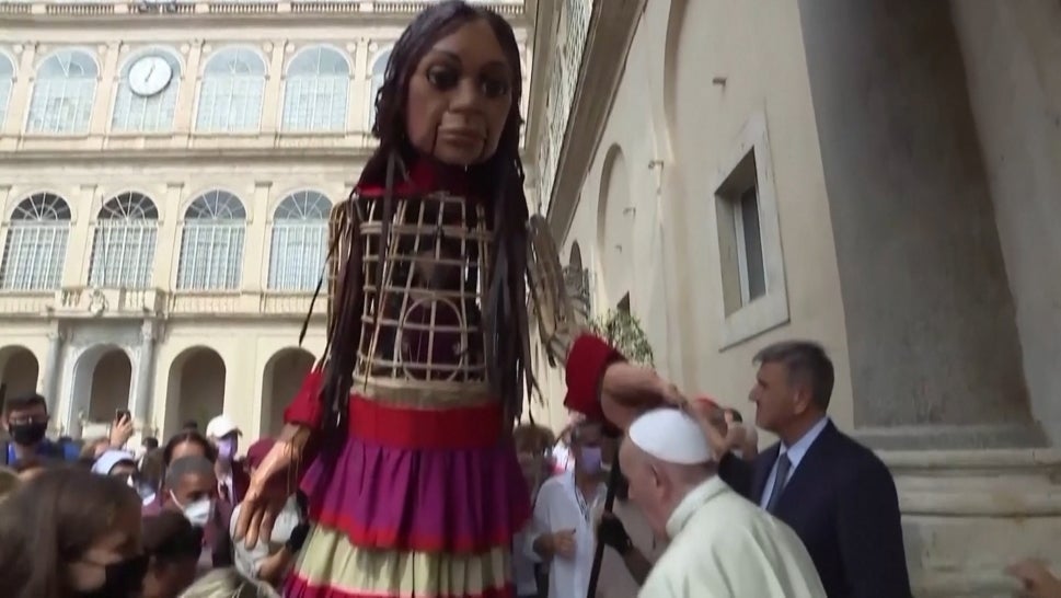 12-Foot-Tall ‘Little Amal’ Meets Pope Francis