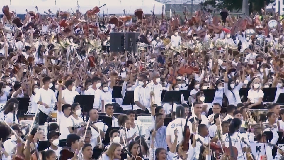 Venezuelan Musicians Attempt to Break Guinness World Record for the World’s Biggest Orchestra