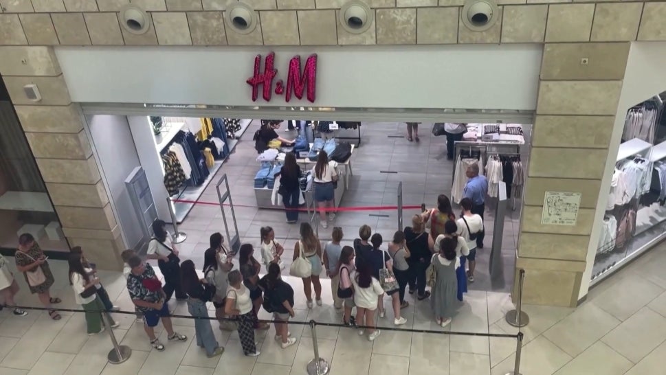 Sad Shoppers Line Up for H&M’s Last Day of Sales in Russia