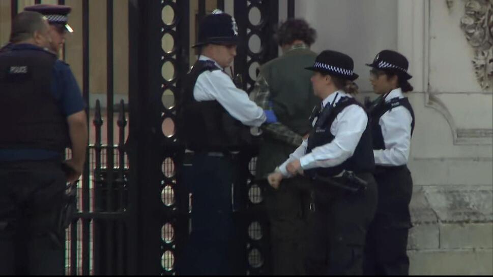 Buckingham Palace Increases Security Presence After Scare 