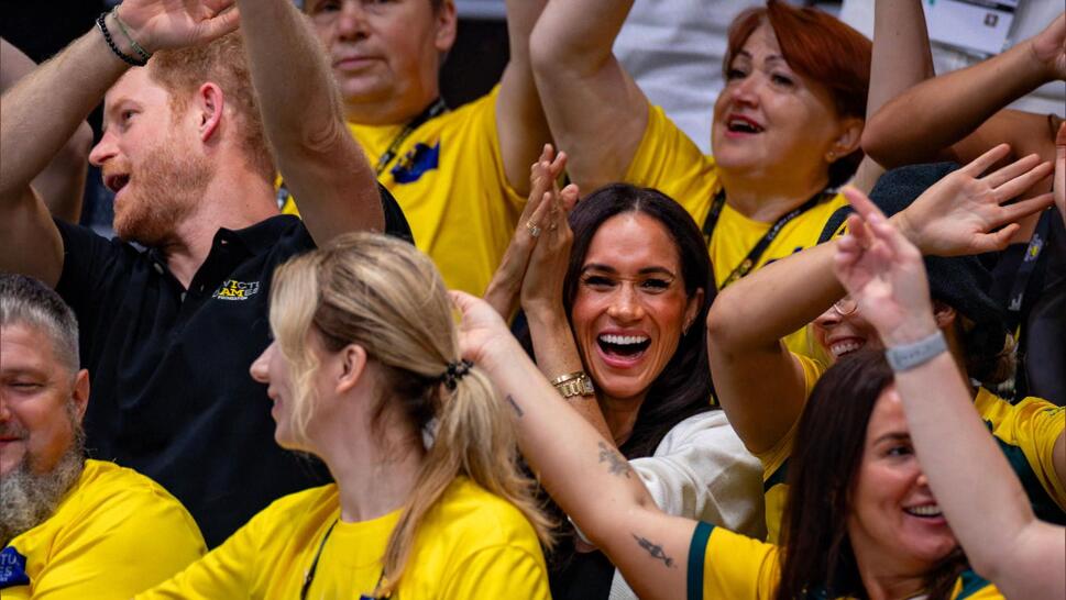 Meghan Markle Takes Part in Group Wave at Invictus Games Basketball Event