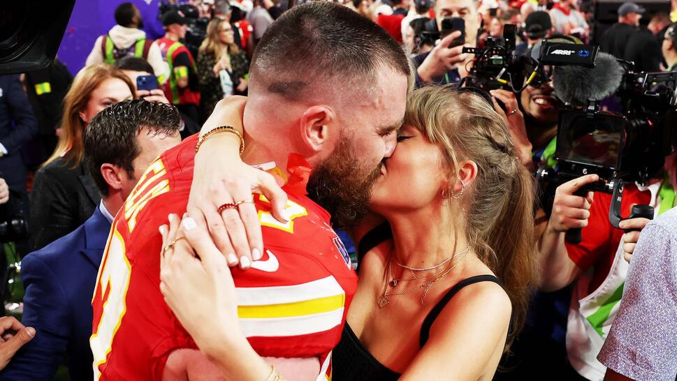Travis Kelce and Taylor Swift kiss after Super Bowl win