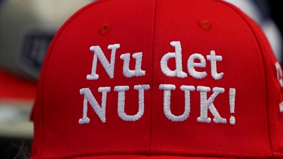 Danish phrase on a red cap