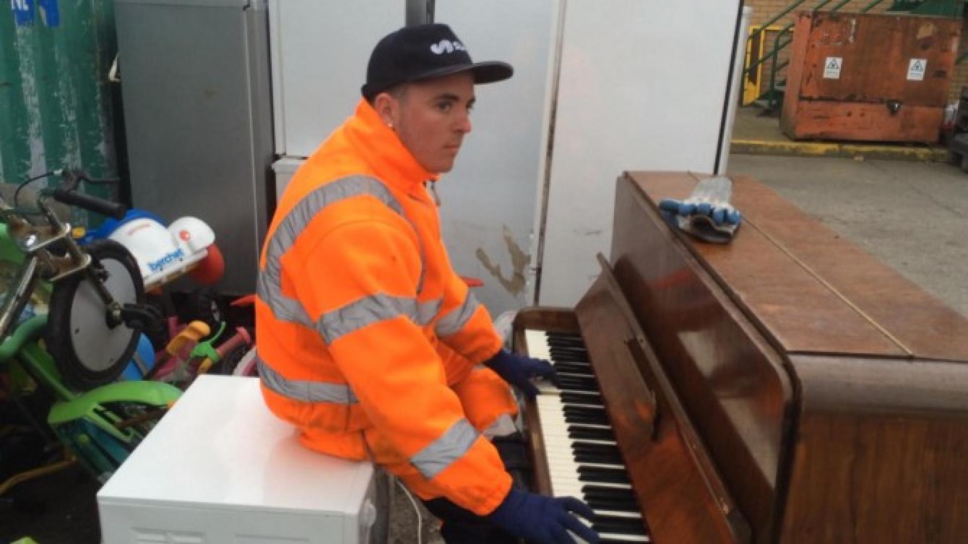 Man Overhears Talented Garbage Worker Play A Piano That Was Left